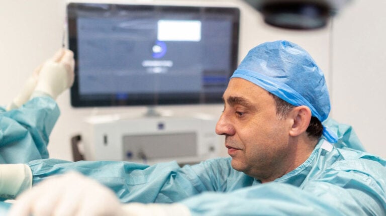 laser-eye-surgeons-operating-on-each-other-serving-trust-uk-london